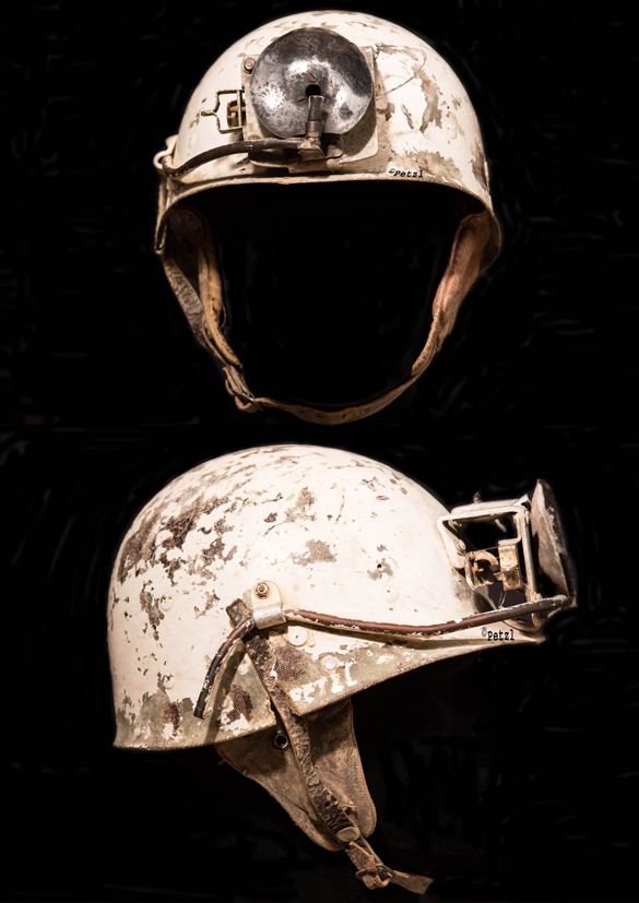 Premier casque personnel de Fernand Petzl avec éclairage artisanal au carbure, avec allume gaz
